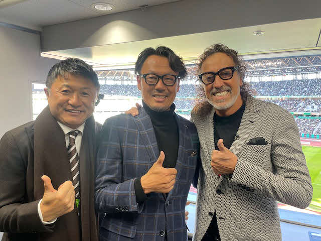 J1昇格プレーオフ決勝が行われた国立競技場で、古巣・東京ヴェルディの先輩ラモス瑠偉氏（右）と、清水エスパルスOB森岡隆三氏（中央）と記念撮影した武田修宏氏（本人提供）