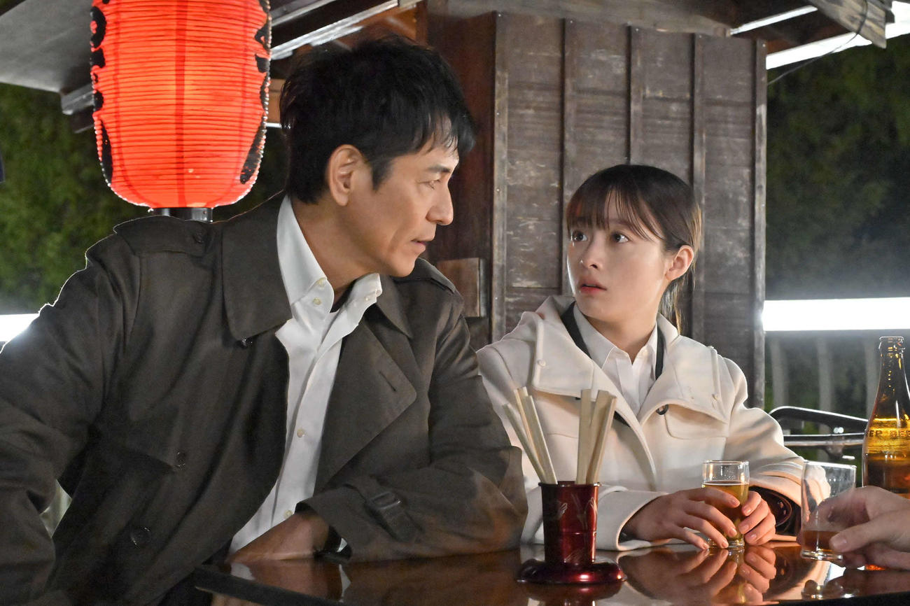 「トクメイ！警視庁特別会計係」に出演する左から沢村一樹、橋本環奈(C)フジテレビ