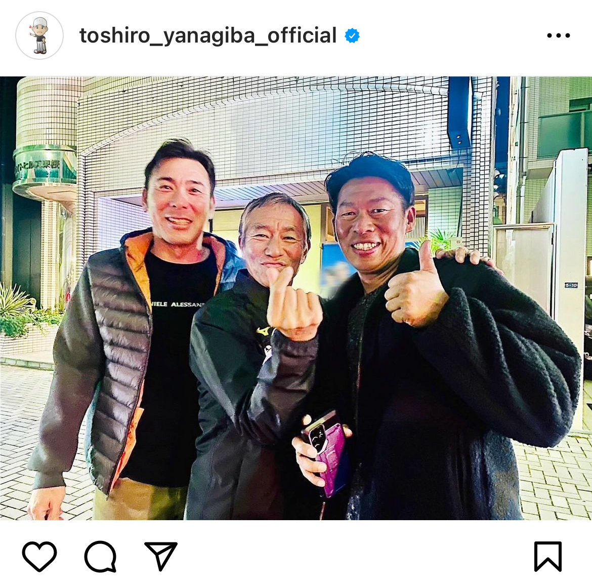 中日の山井大介投手コーチ（右）、元中日の荒木雅博氏（左）と写真に納まる柳葉敏郎（柳葉敏郎のインスタグラムから）