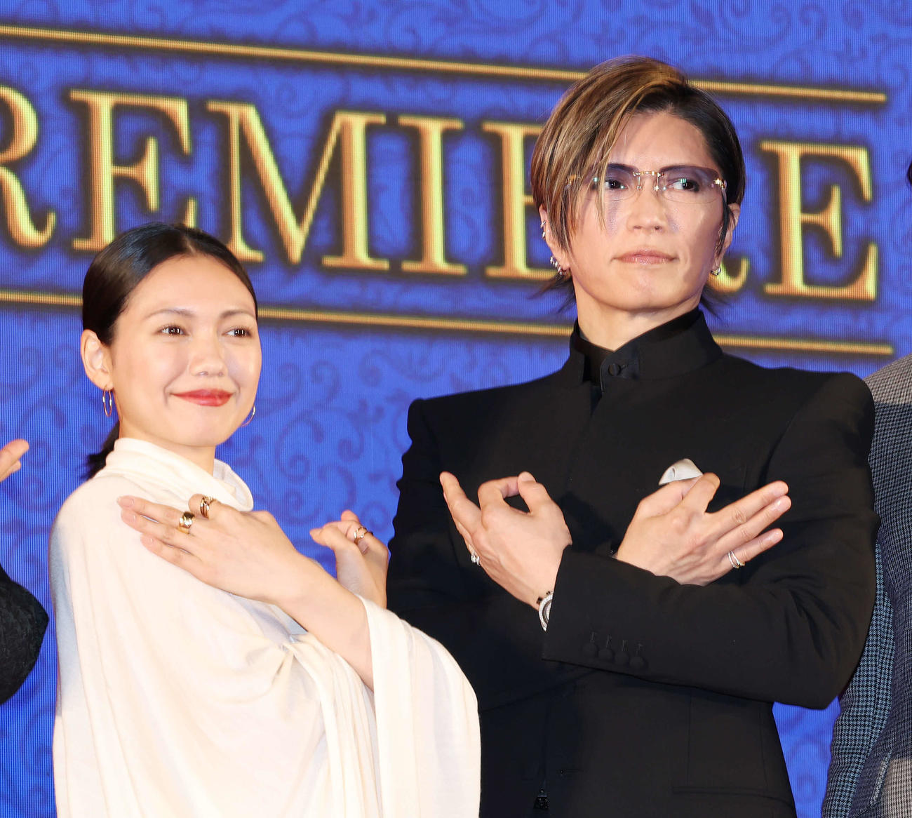 映画「翔んで埼玉～琵琶湖より愛をこめて～」ジャパンプレミアで埼玉ポーズを決める二階堂ふみ（左）とGACKT（2023年10月撮影）