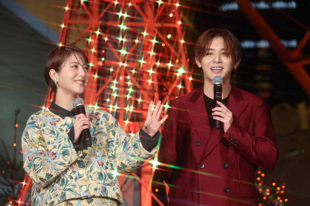 「東京タワークリスマスイルミネーション点灯式」を行った浜辺美波（左）と山田涼介（撮影・中島郁夫）