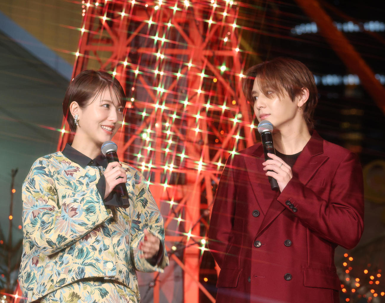 「東京タワークリスマスイルミネーション点灯式」を行った浜辺美波（左）と山田涼介（撮影・中島郁夫）