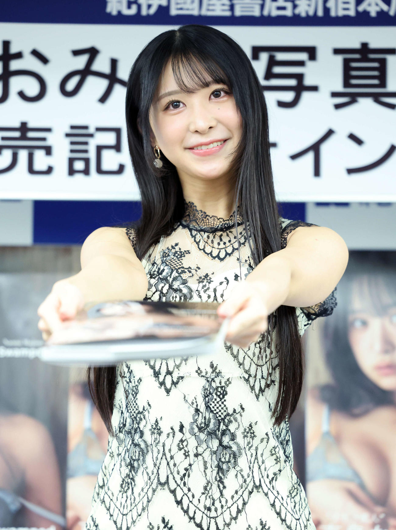 1st写真集「Swamped」を発売する真島なおみ（撮影・鈴木正人）