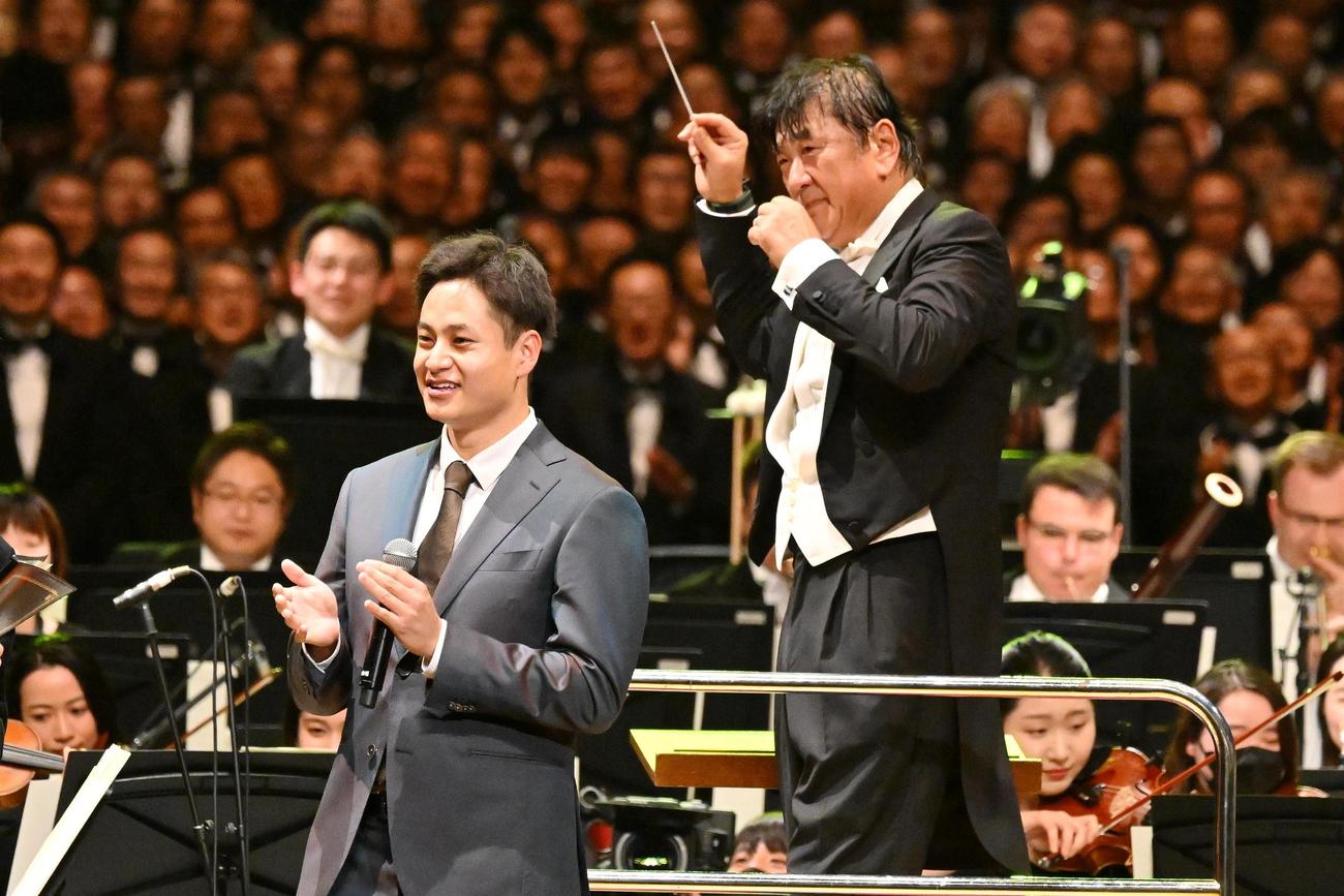 佐渡裕氏（後方）と、阪神の大竹耕太郎投手（C）MBS／サントリー1万人の第九