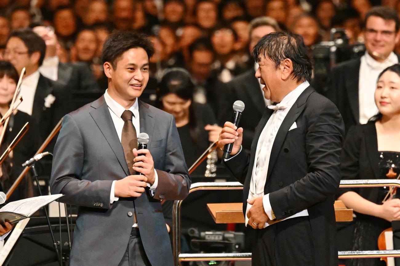 佐渡裕氏（左）と、阪神の大竹耕太郎投手（C）MBS／サントリー1万人の第九