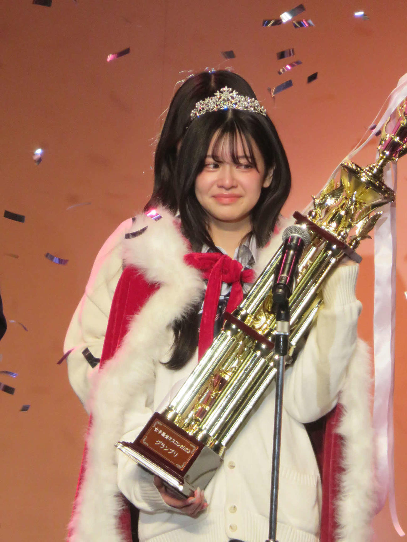 「女子高生ミスコン2023」のグランプリを受賞したリアさん