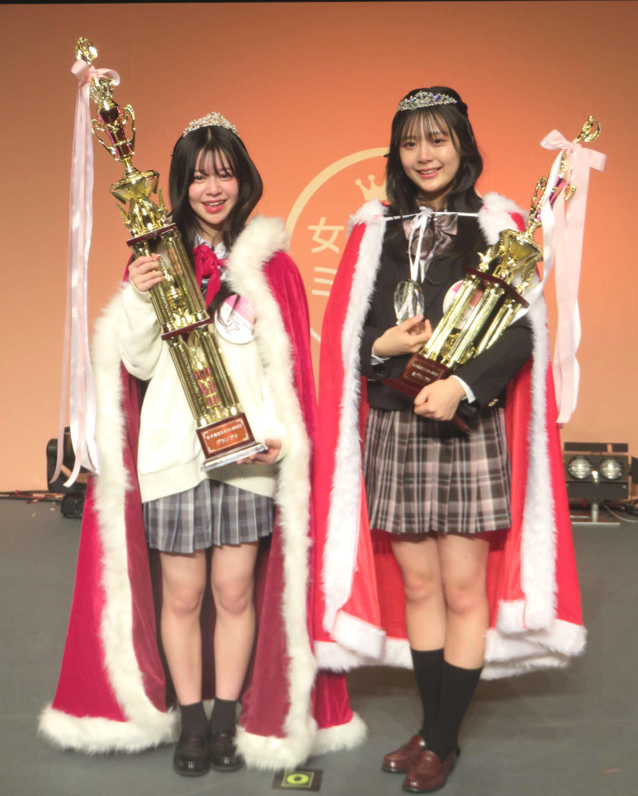 「女子高生ミスコン2023」のグランプリのリアさん（左）と準グランプリのりんたんさん