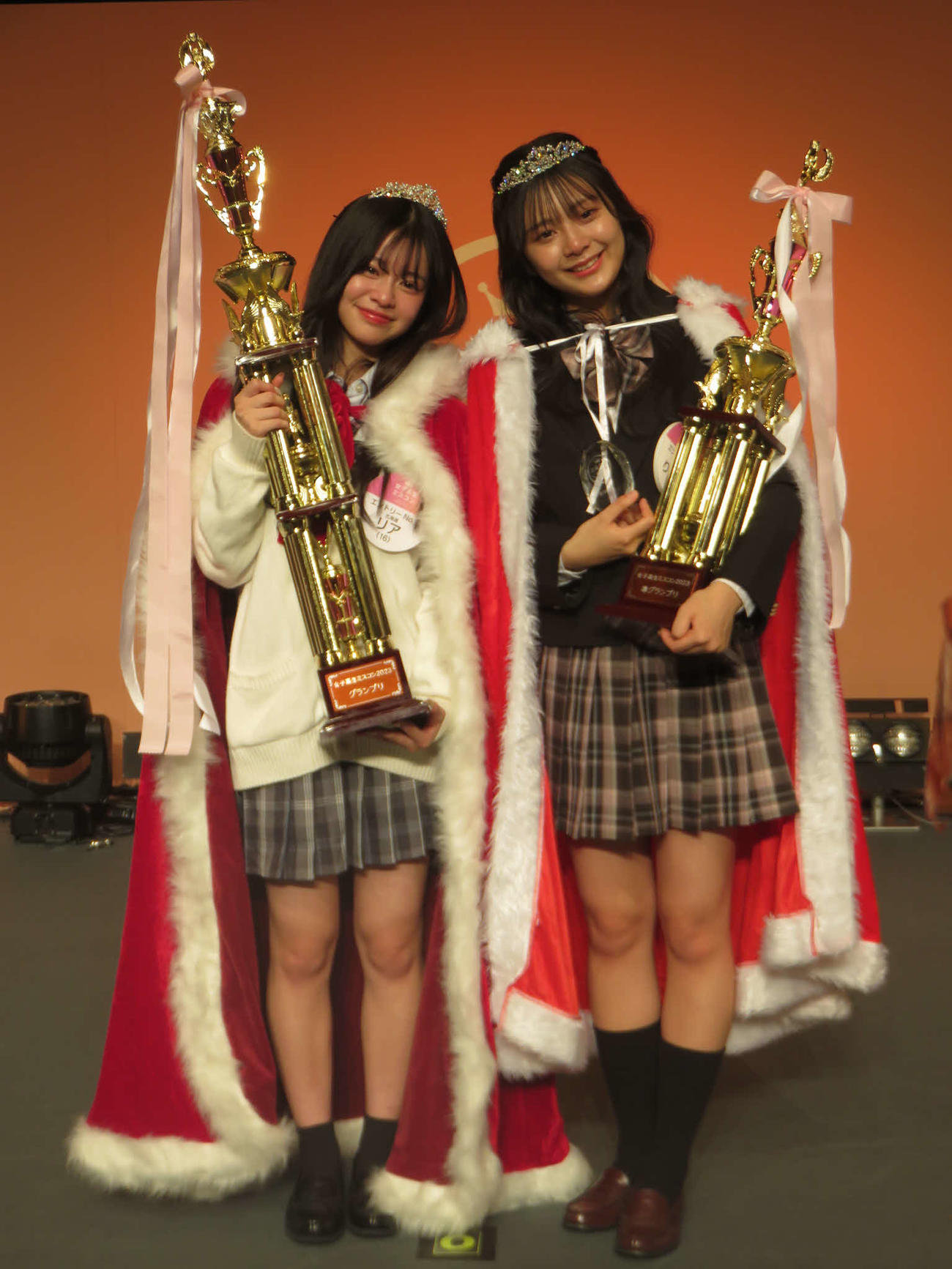 「女子高生ミスコン2023」のグランプリのリアさん（左）と準グランプリのりんたんさん