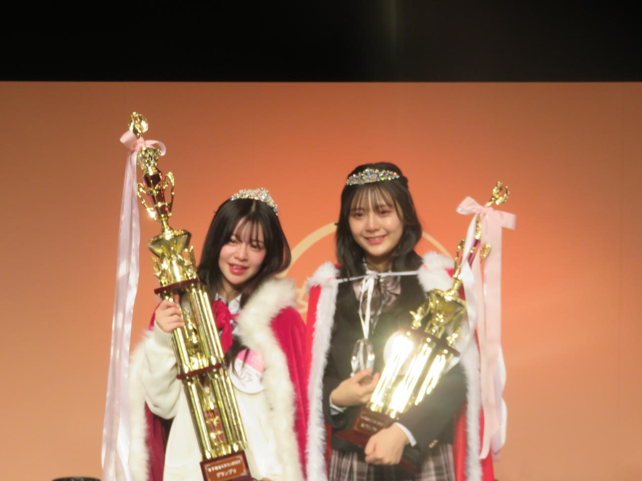 「女子高生ミスコン2023」のグランプリのリアさん（左）と準グランプリのりんたんさん