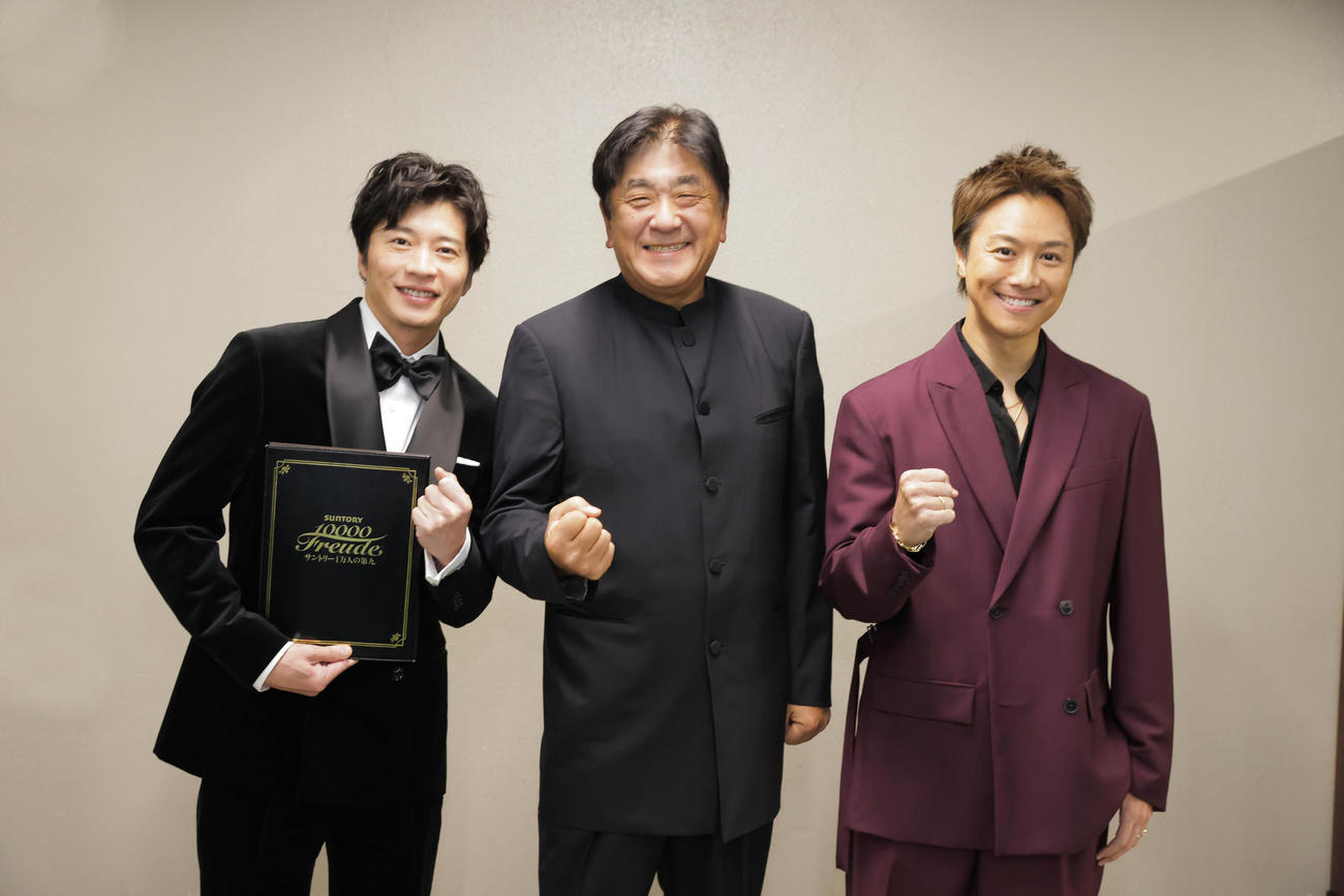 「1万人の第九」に出演した（左から）田中圭、佐渡裕氏、TAKAHIRO（C）MBS／サントリー1万人の第九