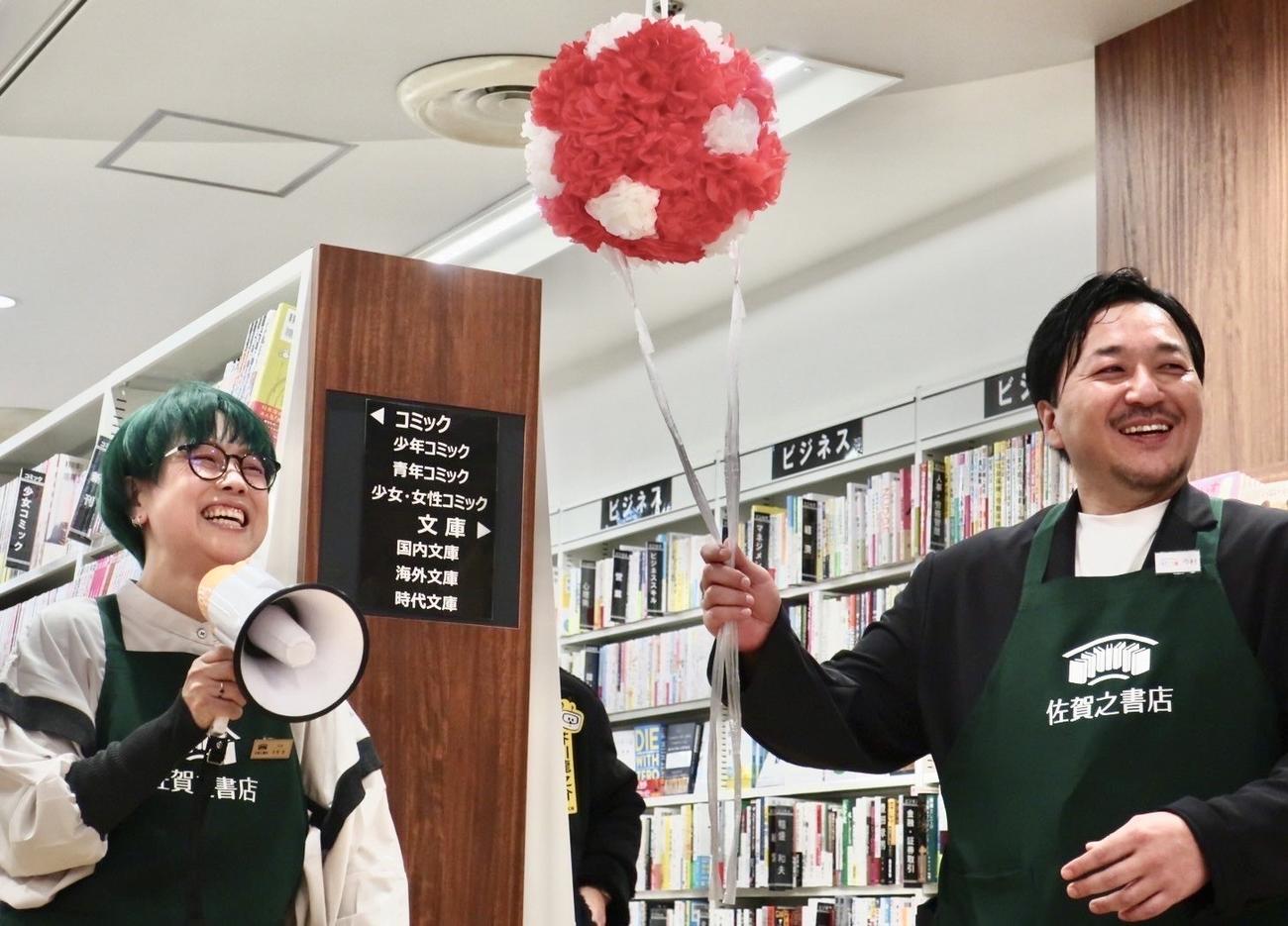 「佐賀之書店」のオープンセレモニーでくす玉を割る今村翔吾氏