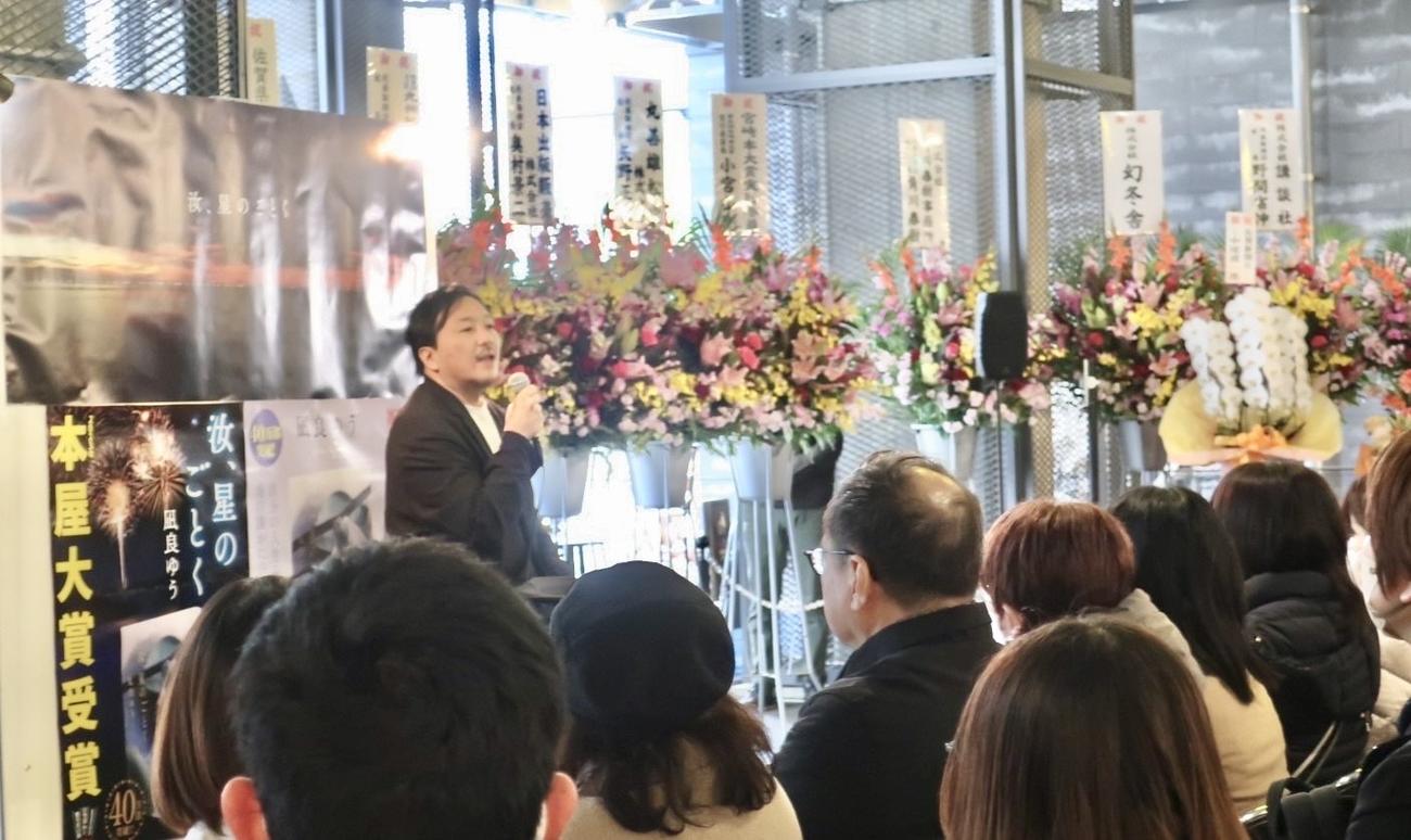「佐賀之書店」でトークショーをする今村翔吾氏