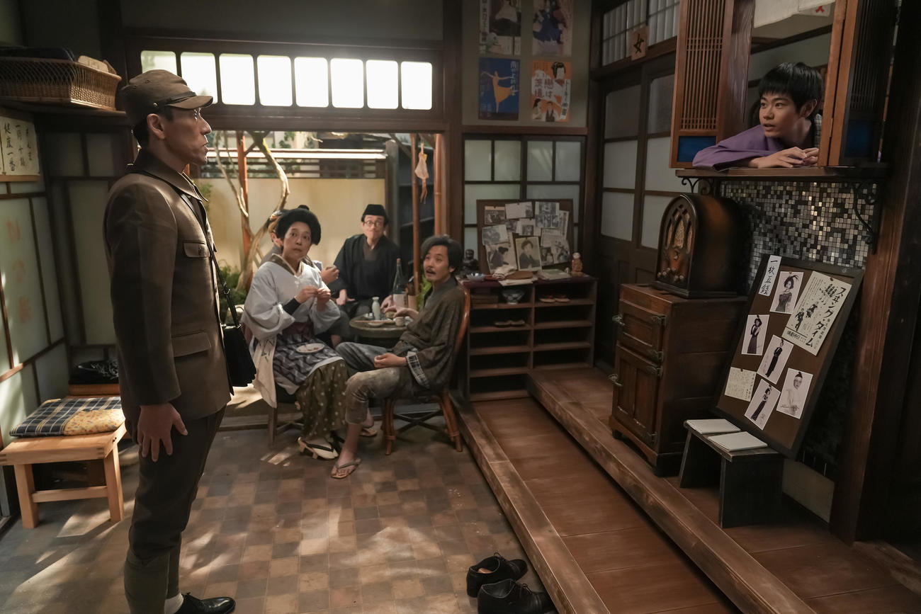 NHK連続テレビ小説「ブギウギ」で六郎を演じる黒崎煌代（右）