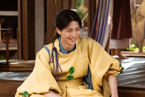 吉高由里子、NHK大河「光る君へ」紫式部の扮装写真公開 十二単から一変