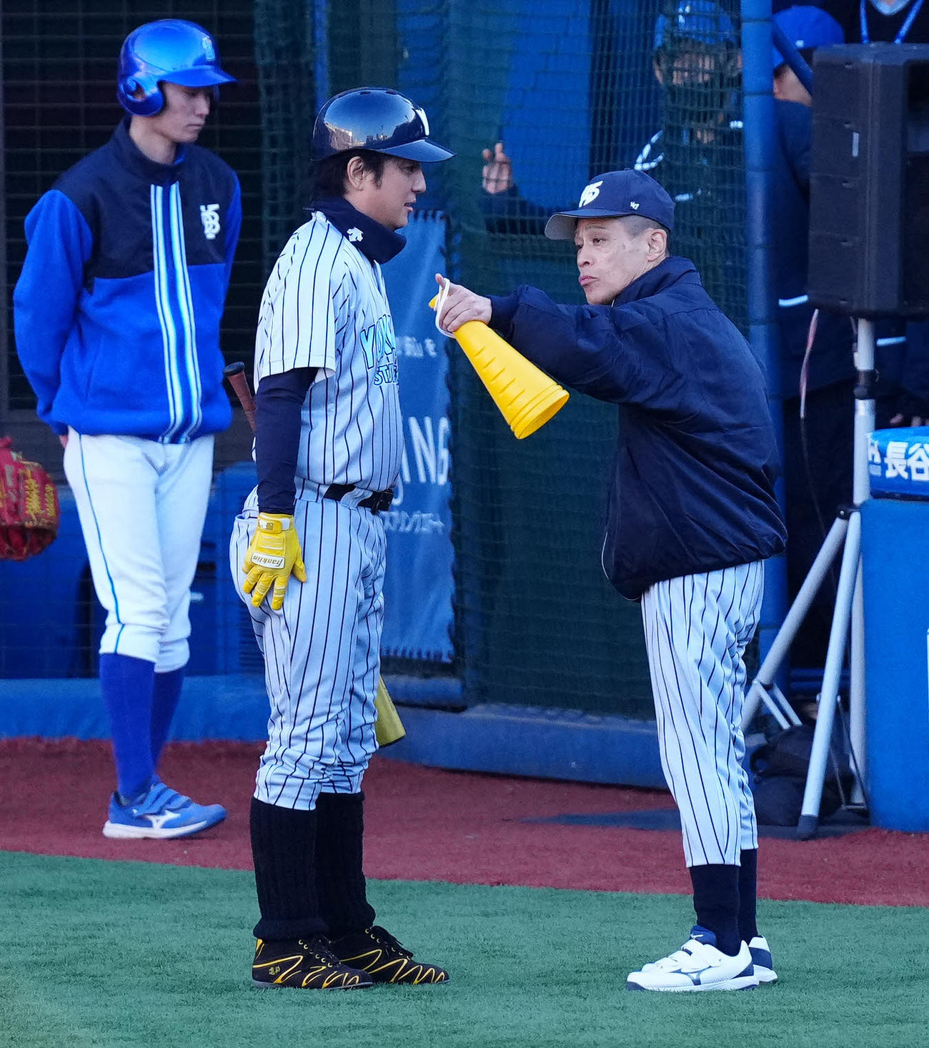 ベイドリーム対神奈川レジェンド　3回表終了後、神奈川レジェンドの上地雄輔（手前左）に話しかける監督を務める柳沢慎吾（撮影・江口和貴）