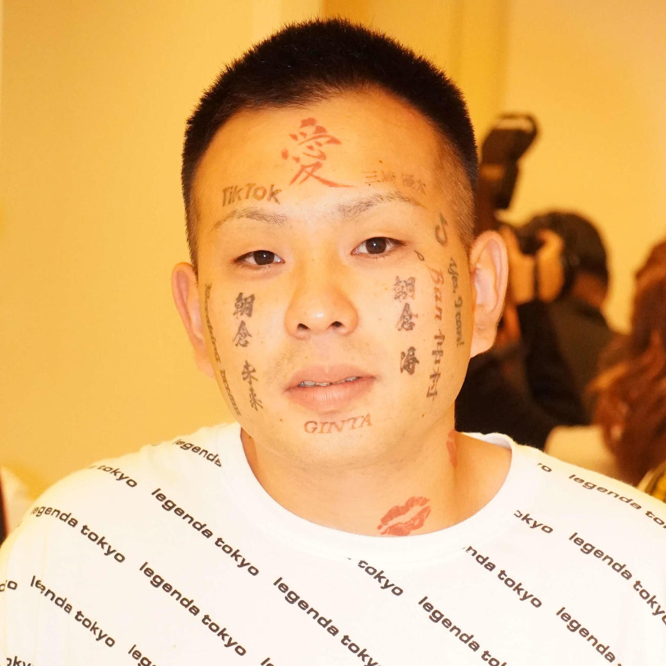 顔に「朝倉未来」「朝倉海」などのタトゥーがある顔面ニキ（撮影・沢田直人）