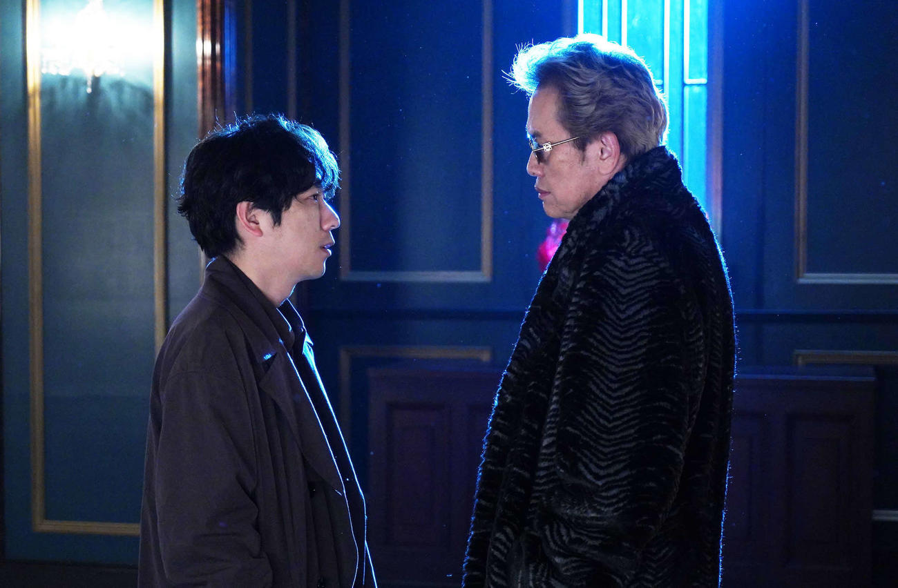 「ONE DAY～聖夜のから騒ぎ～」に出演する左から二宮和也と遠藤憲一(C)フジテレビ