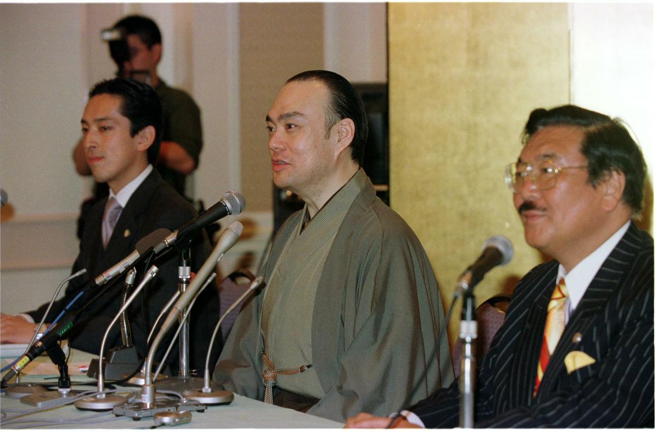 能楽協会理事会会見に同席する久保利英明弁護士（02年10月）