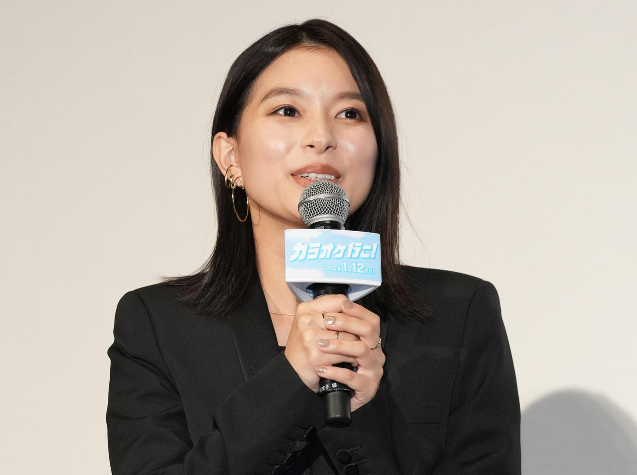 映画「カラオケ行こ！」完成披露試写会であいさつする芳根京子（撮影・鈴木みどり）