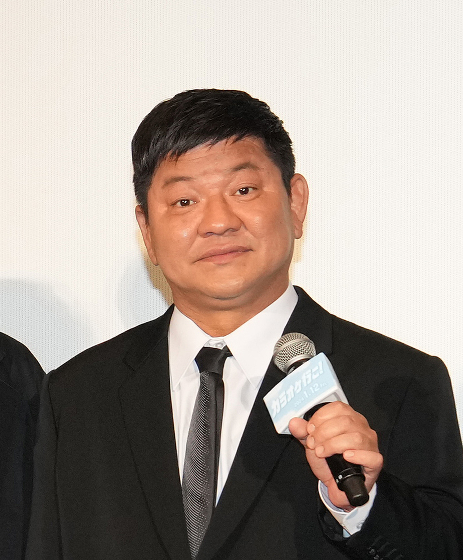 映画「カラオケ行こ！」完成披露試写会のフォトセッションに登壇したチャンス大城（撮影・鈴木みどり）