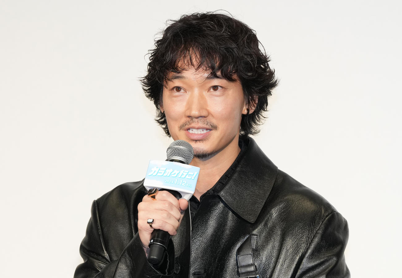 映画「カラオケ行こ！」完成披露試写会であいさつする綾野剛（撮影・鈴木みどり）