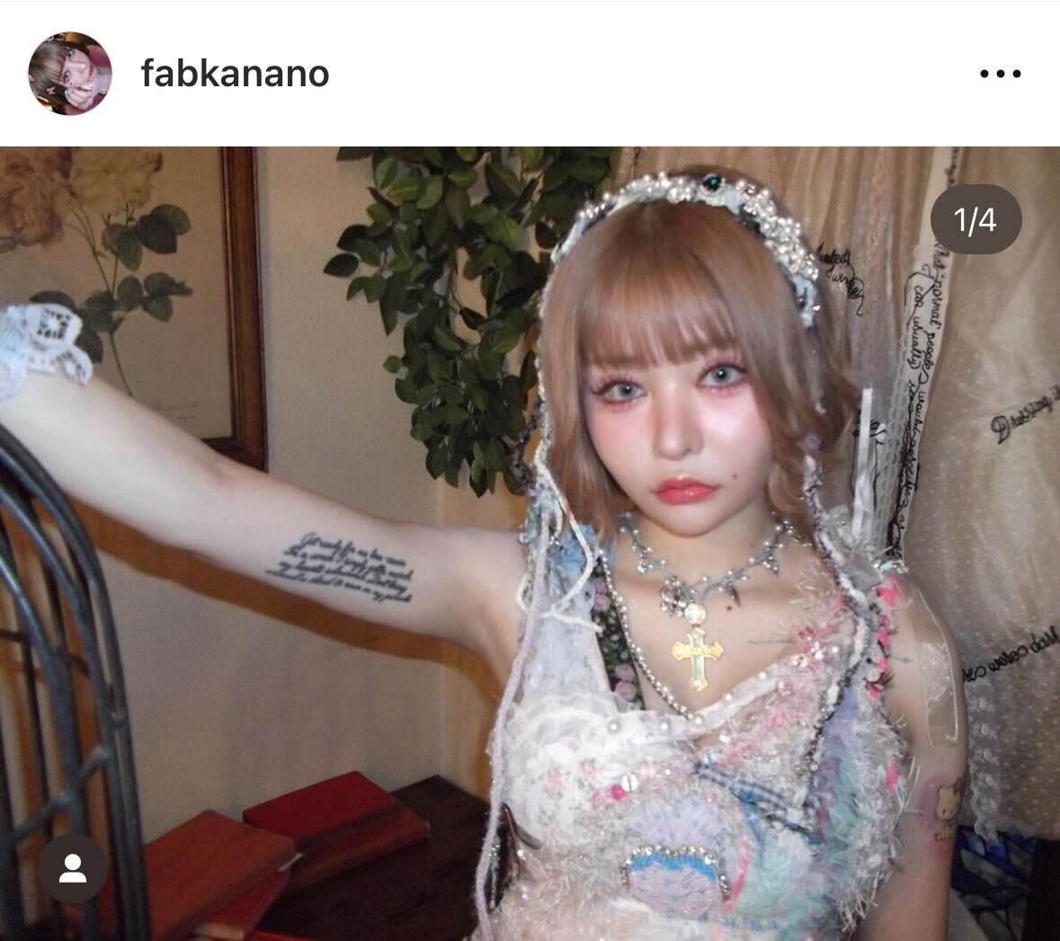 二の腕のタトゥーを披露した戦慄かなの（戦慄かなののインスタグラムから）