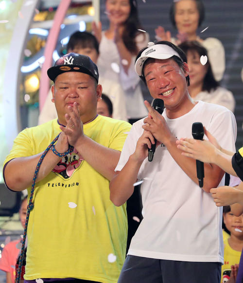 18年8月25日「24時間テレビ41」　ゴールし笑顔を見せるみやぞん（右）と拍手するあらぽん（撮影・鈴木正人）