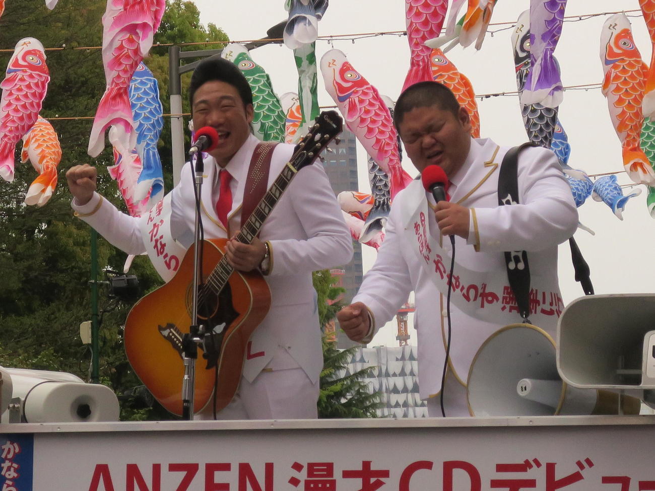 2017年4月、デビュー曲を熱唱するANZEN漫才みやぞん（左）とあらぽん