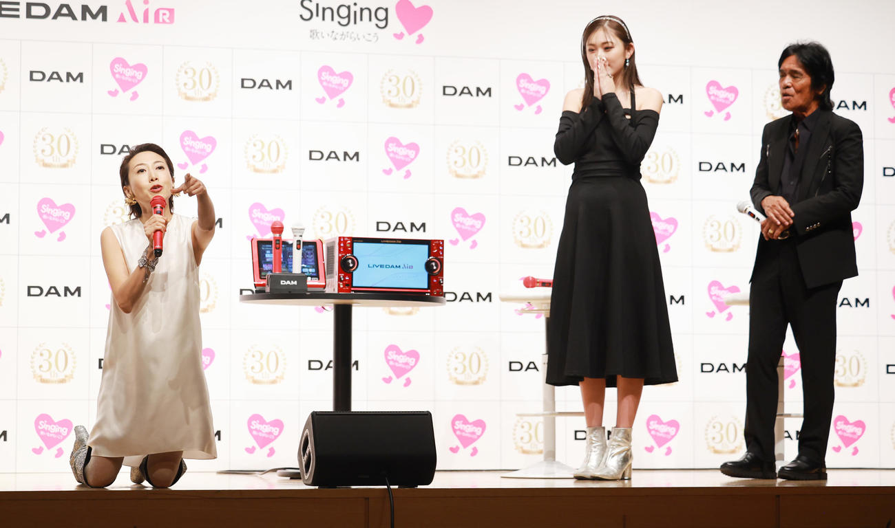 DAMカラオケランキングアワード2023で「ハナミズキ」を披露する一青窈。右から松崎しげる、ゆうちゃみ（撮影・野上伸悟）