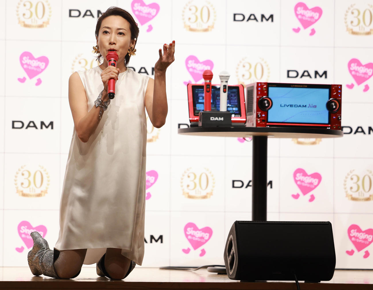 DAMカラオケランキングアワード2023で「ハナミズキ」を披露する一青窈（撮影・野上伸悟）