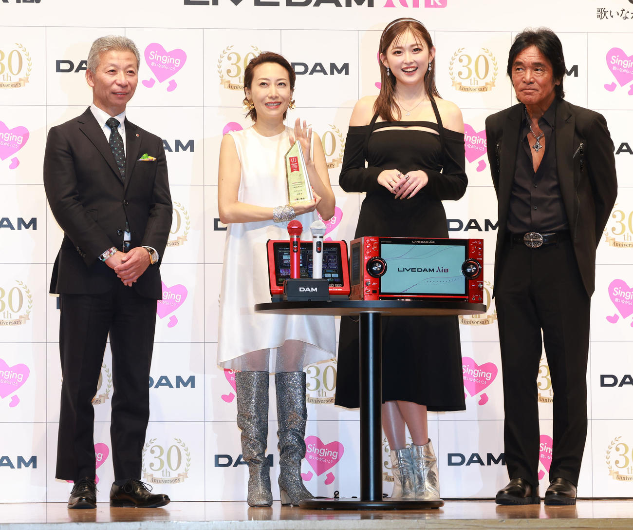 DAMカラオケランキングアワード2023に登場した左から第一興商・渡辺泰人専務、一青窈、ゆうちゃみ、松崎しげる（撮影・野上伸悟）