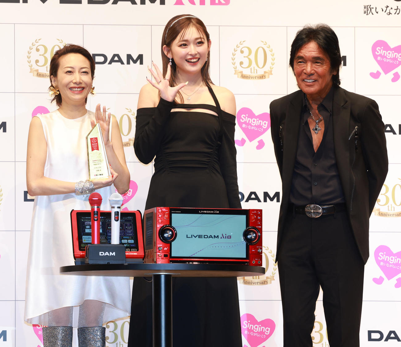 DAMカラオケランキングアワード2023に登場した左から一青窈、ゆうちゃみ、松崎しげる（撮影・野上伸悟）