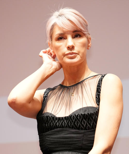 梅宮アンナ、黒のスリット入りドレスで登場「1年かけて痩せ続け…」20