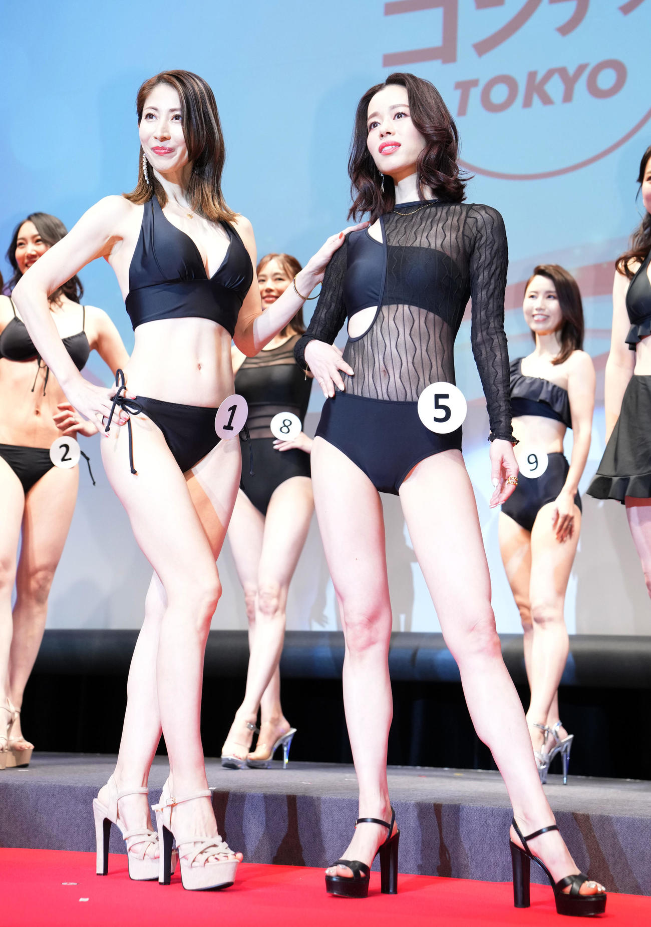 2ndセレクション、水着ウォーキングでPRする飯岡亜矢子さん（左）と住田にしきさん（撮影・横山健太）