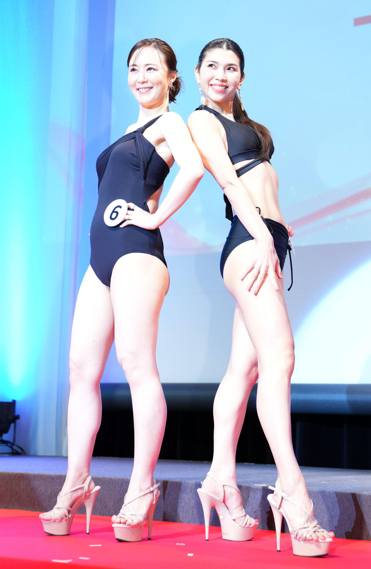 2ndセレクション、水着ウォーキングでPRする鳥山めぐみさん（左）と吉野沙紀さん（撮影・横山健太）
