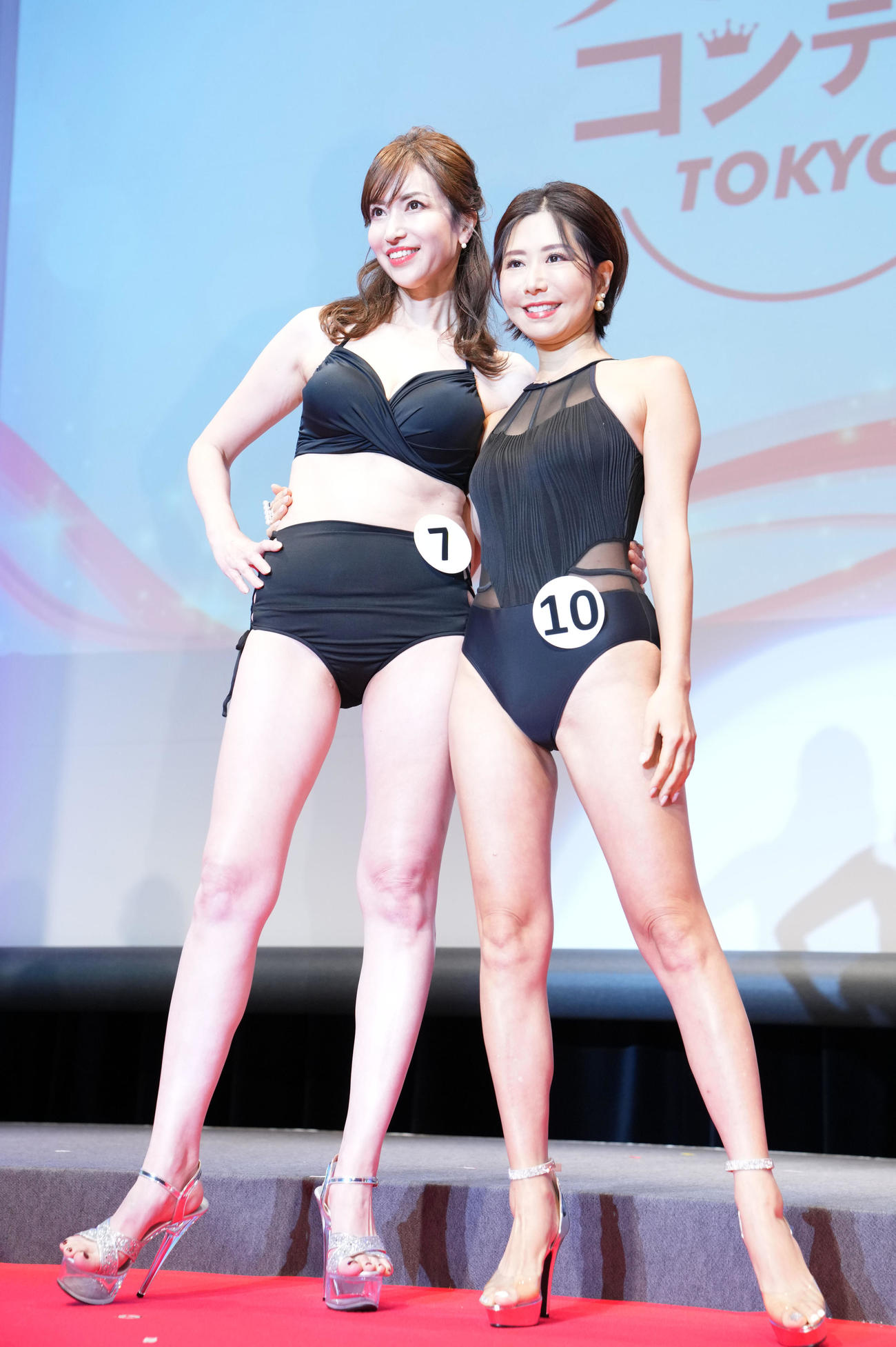2ndセレクション、水着ウォーキングでPRする中村美鈴さん（左）と八幡善姿子さん（撮影・横山健太）