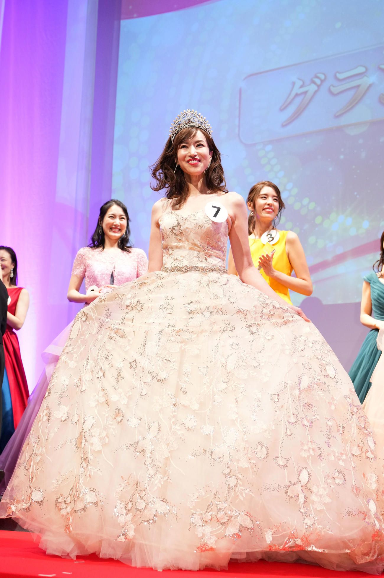 グランプリを受賞し笑顔を見せる中村美鈴さん（撮影・横山健太）