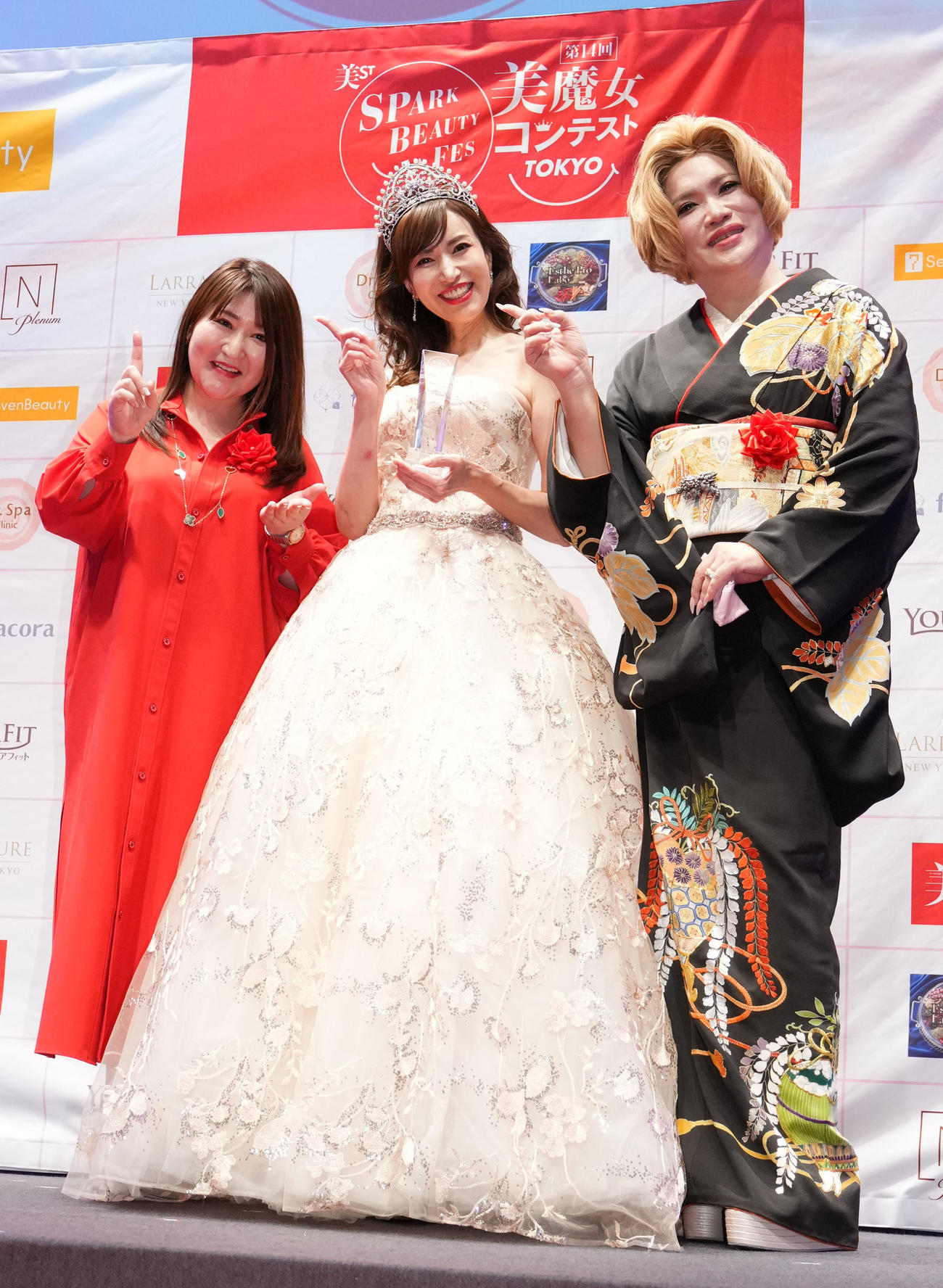 グランプリを受賞し笑顔を見せる中村美鈴さん。左は桐野審査委員長、右はIKKO（撮影・横山健太）