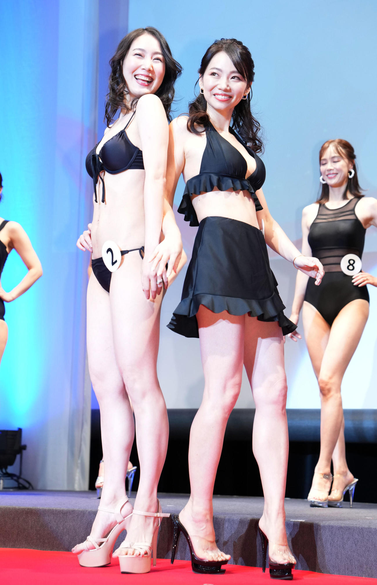 2ndセレクション、水着ウォーキングでPRする太田麻公さん（左）と柴本愛沙さん（撮影・横山健太）