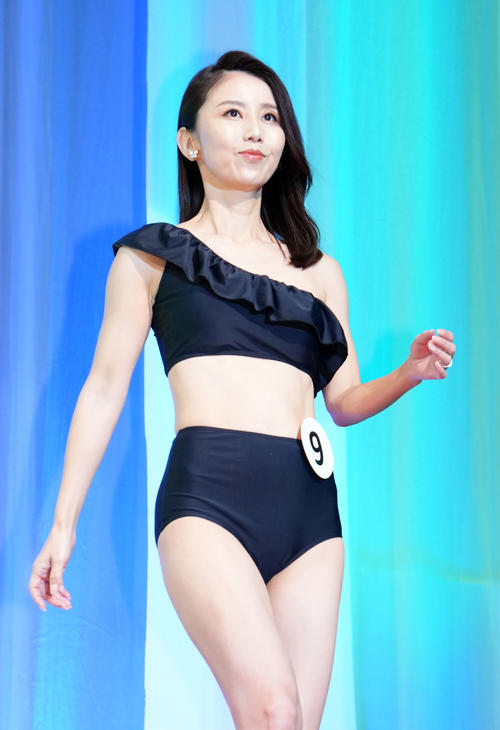2ndセレクション、水着ウォーキングでPRする宮原絵里さん（撮影・横山健太）