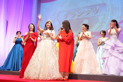 グランプリを受賞し笑顔で手を振る中村美鈴さん（手前中央）（撮影・横山健太）