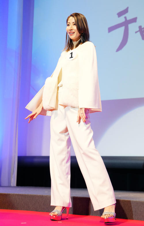 1stセレクション、私服で自己PRする飯岡亜矢子さん（撮影・横山健太）