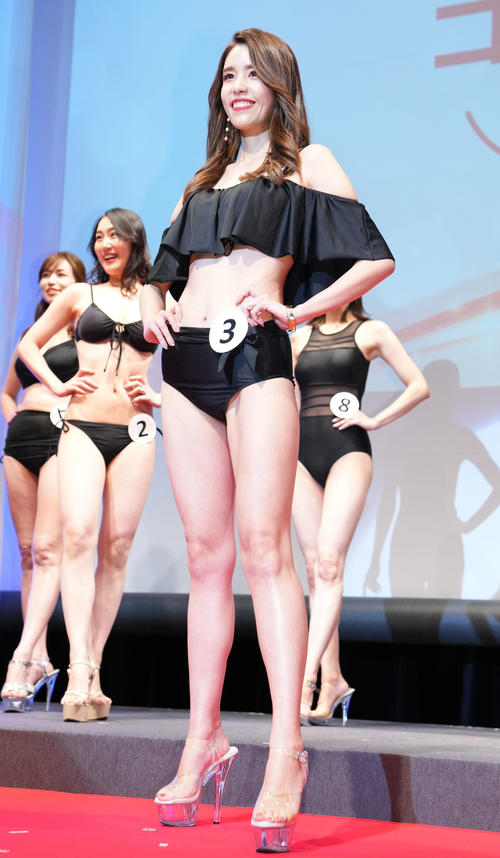 2ndセレクション、水着ウォーキングでPRする金子幸花さん（撮影・横山健太）
