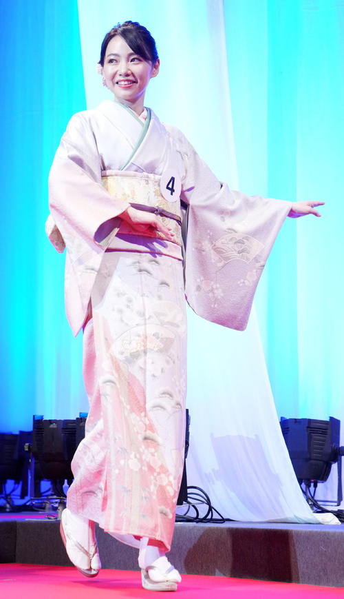 1stセレクション、私服で自己PRする柴本愛沙さん（撮影・横山健太）