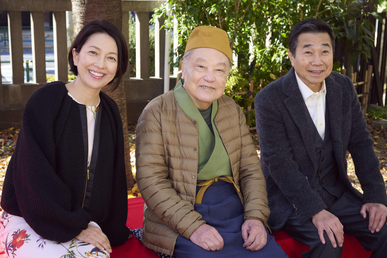 「おかしな刑事最終回！大千秋楽スペシャル」に出演する伊東四朗（中央）羽田美智子（左）ゲストの三宅裕司