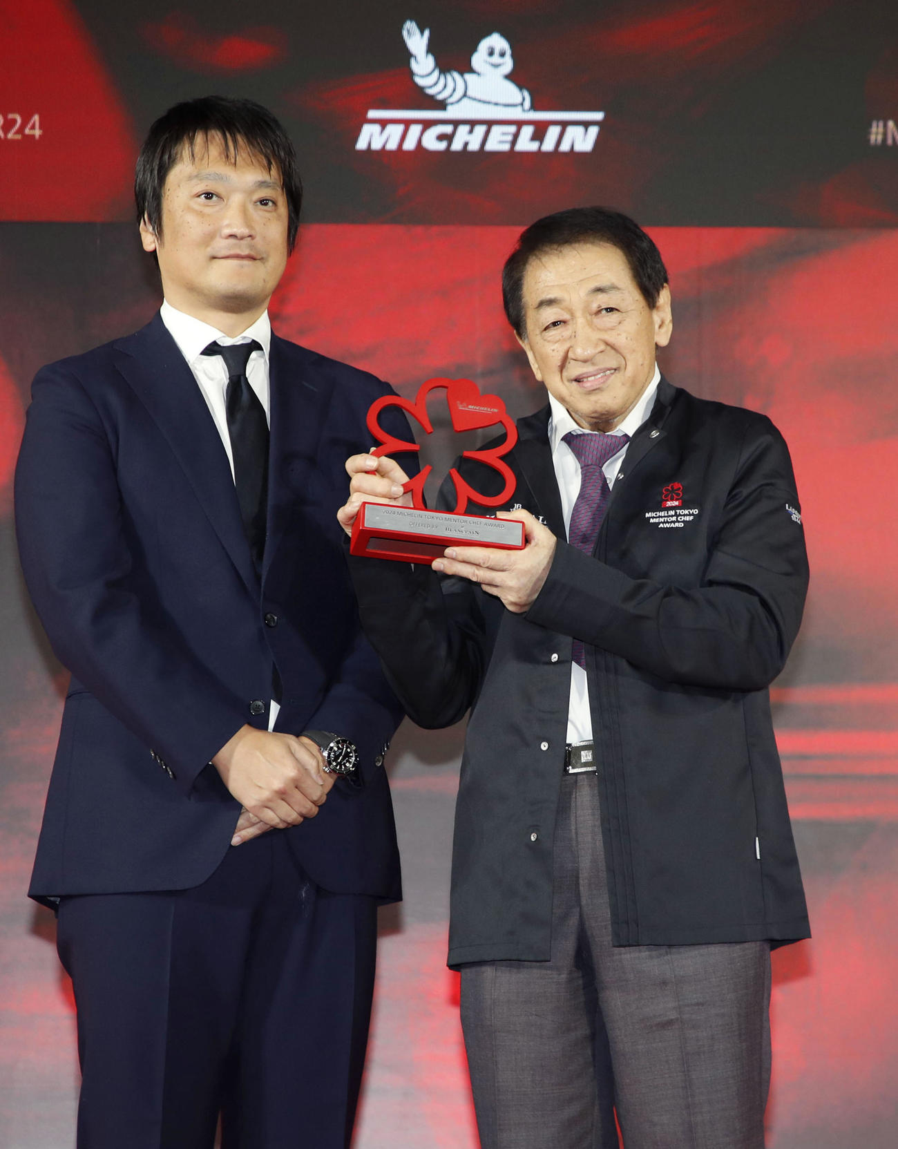 「メンターシェフアワード」に選ばれた「てんぷら近藤」の近藤文夫さん（右）＝5日午後、東京都港区（共同）