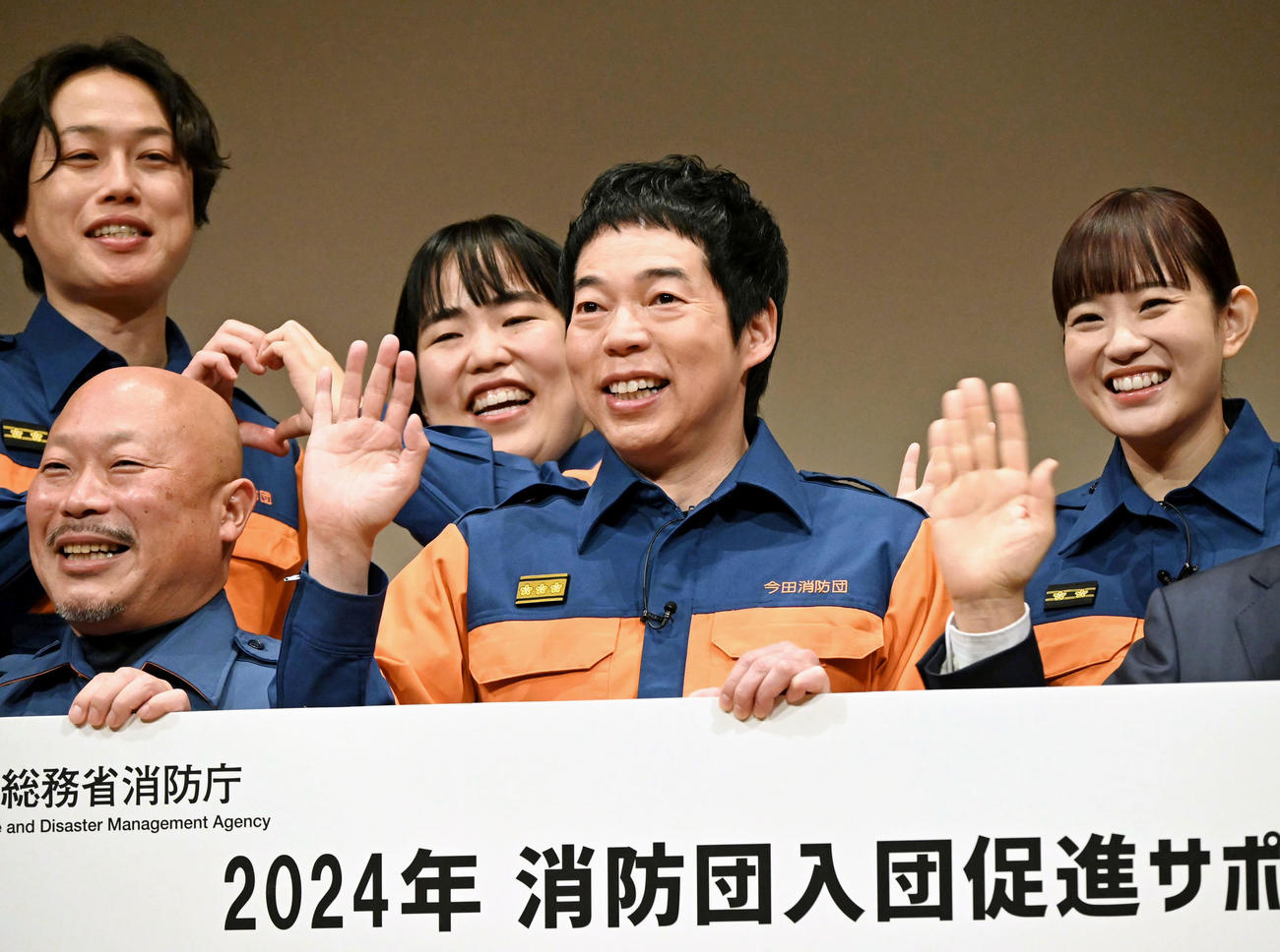 任命式に登場した今田耕司（右から2人目）ら（共同）