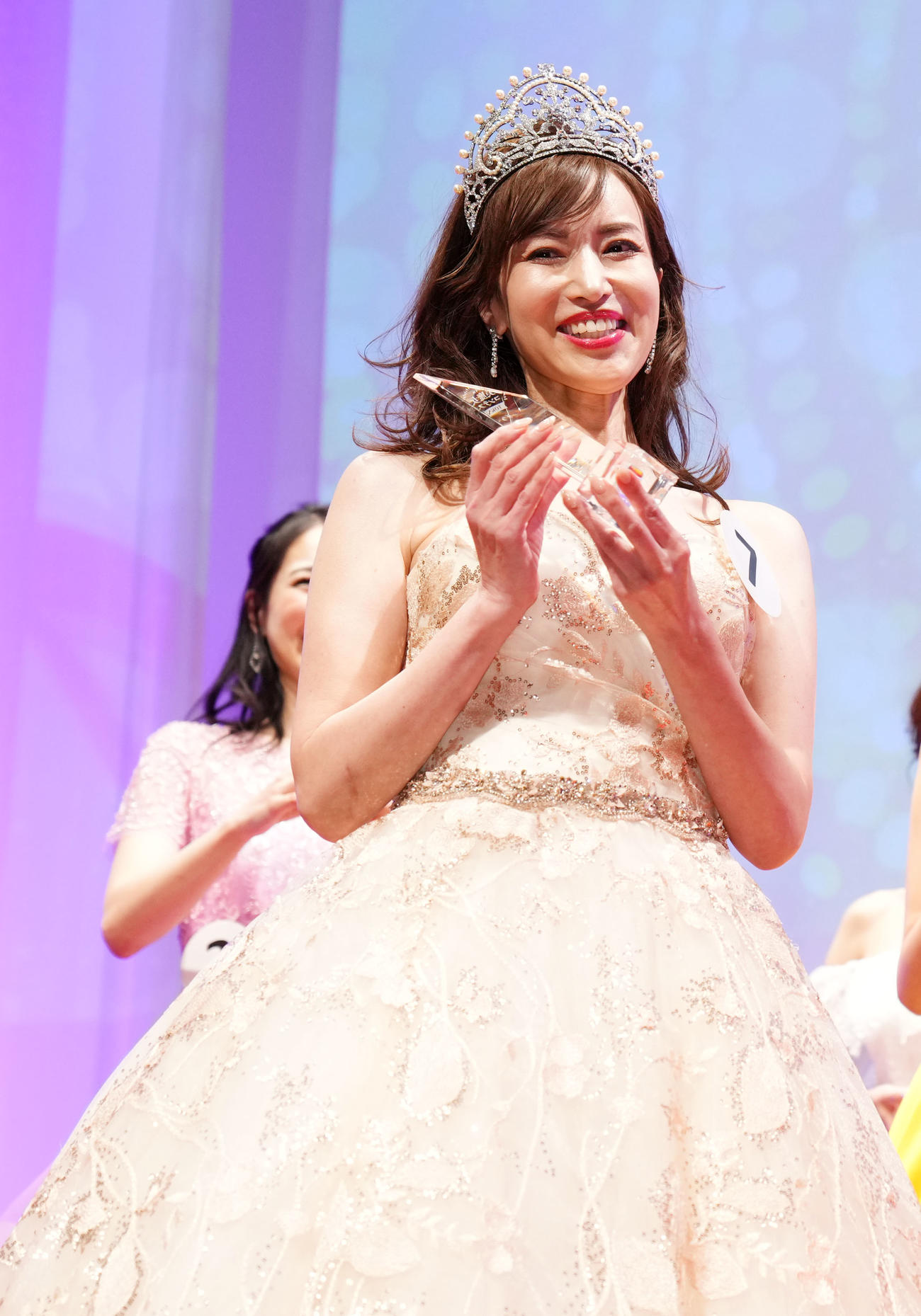 グランプリを受賞し笑顔を見せる中村美鈴さん（撮影・横山健太）