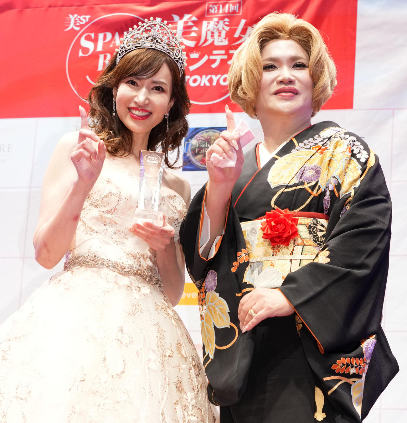 グランプリを受賞し笑顔を見せる中村美鈴さん。右は審査員を務めたIKKO（撮影・横山健太）