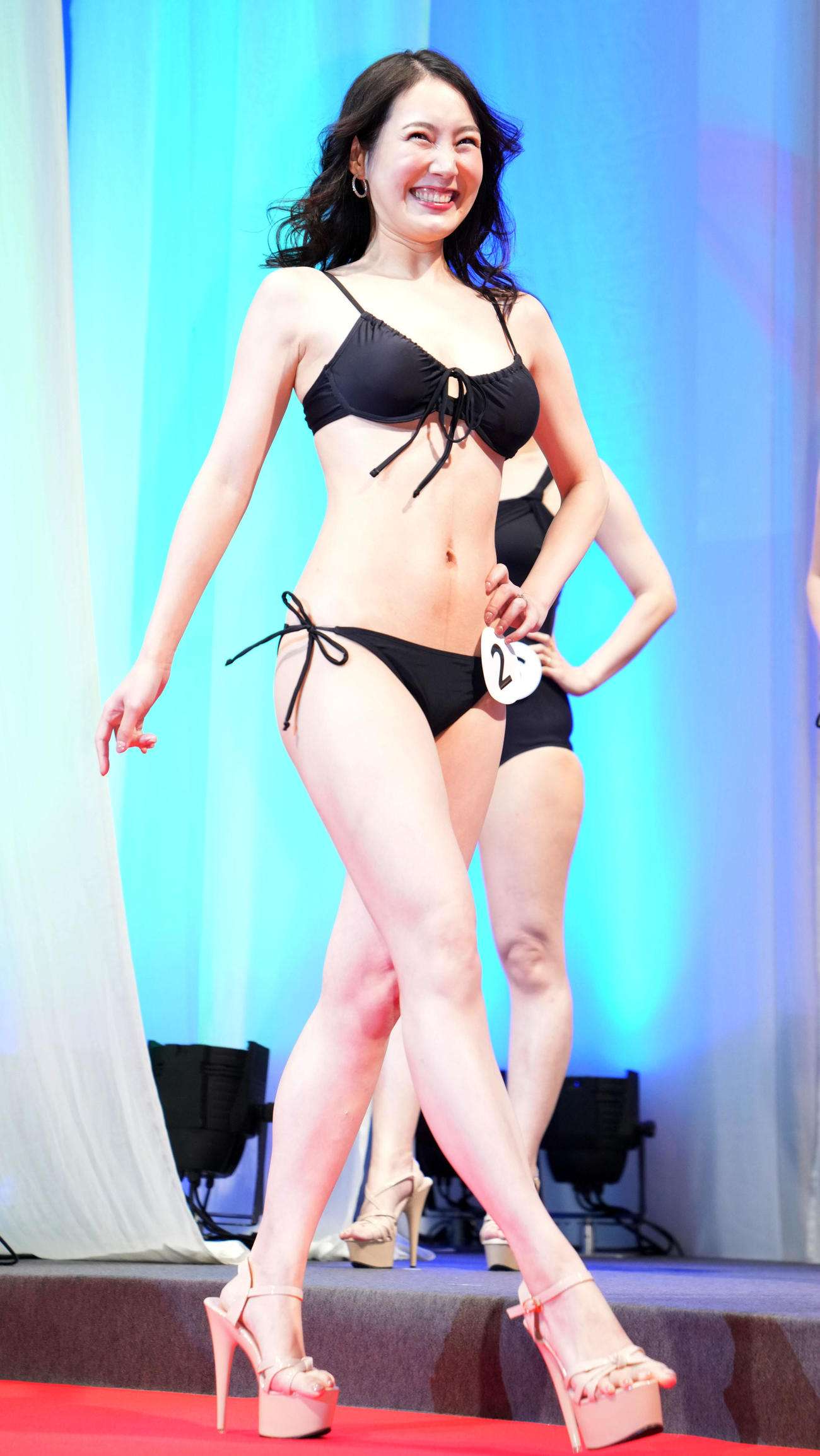 2ndセレクション、水着ウォーキングでPRする太田麻公さん（撮影・横山健太）